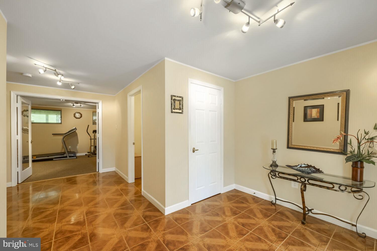 17 Stablemere Court Baltimore, MD 21209 - Photo 4 of 33 Foyer