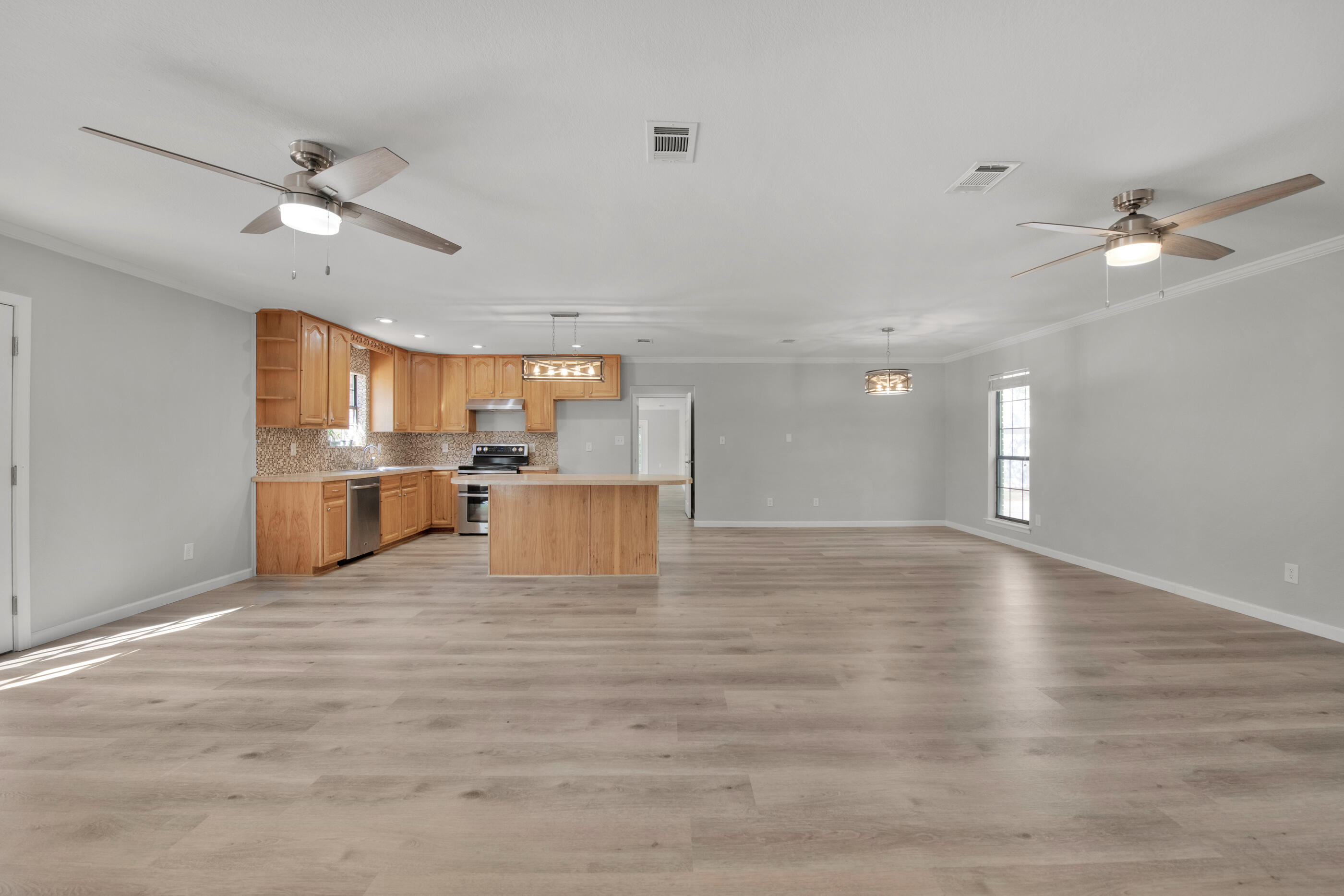 5860 Phillip Road Crestview, FL 32539 - Photo 6 of 38 living & Kitchen area