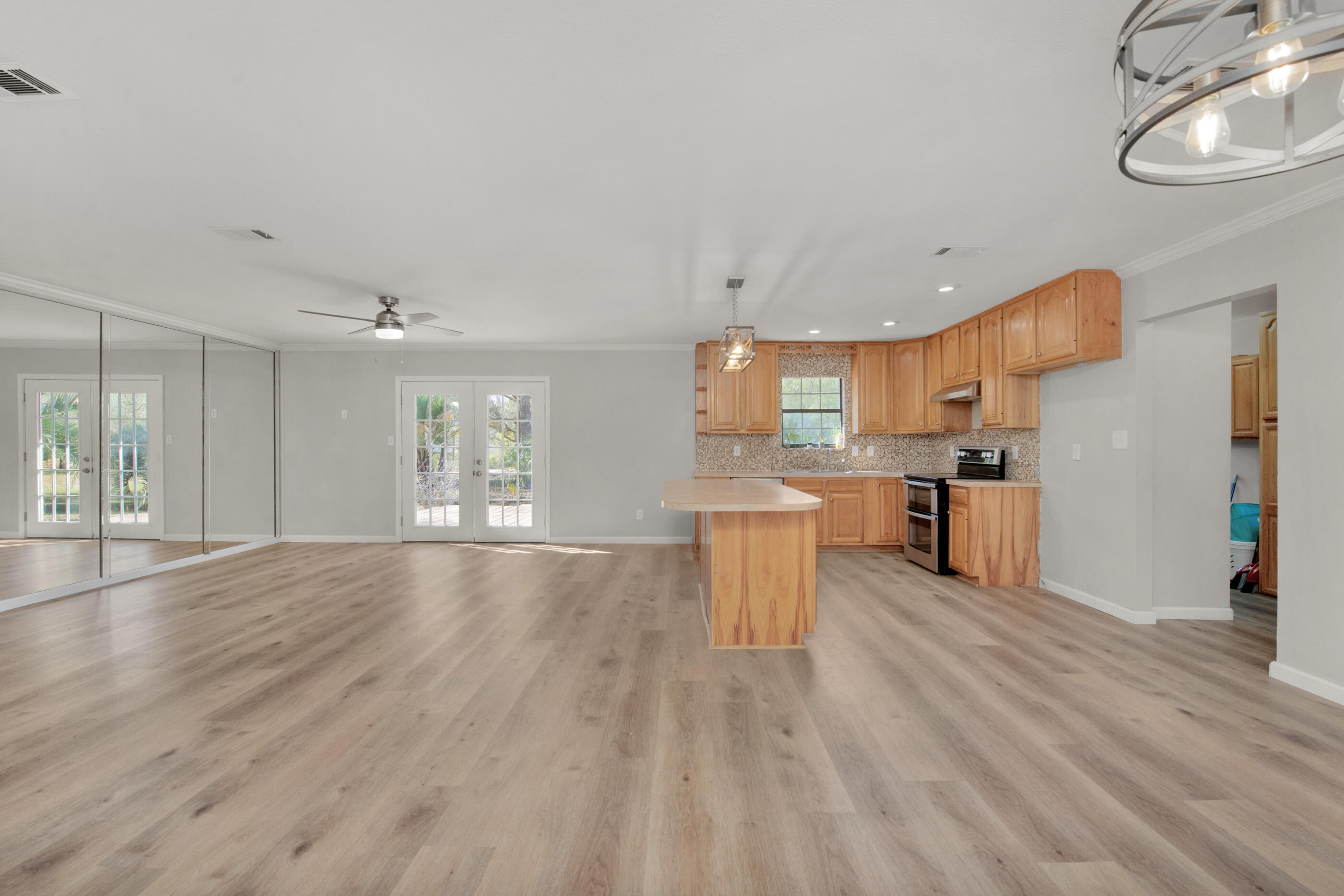 5860 Phillip Road Crestview, FL 32539 - Photo 8 of 38 living & Kitchen area