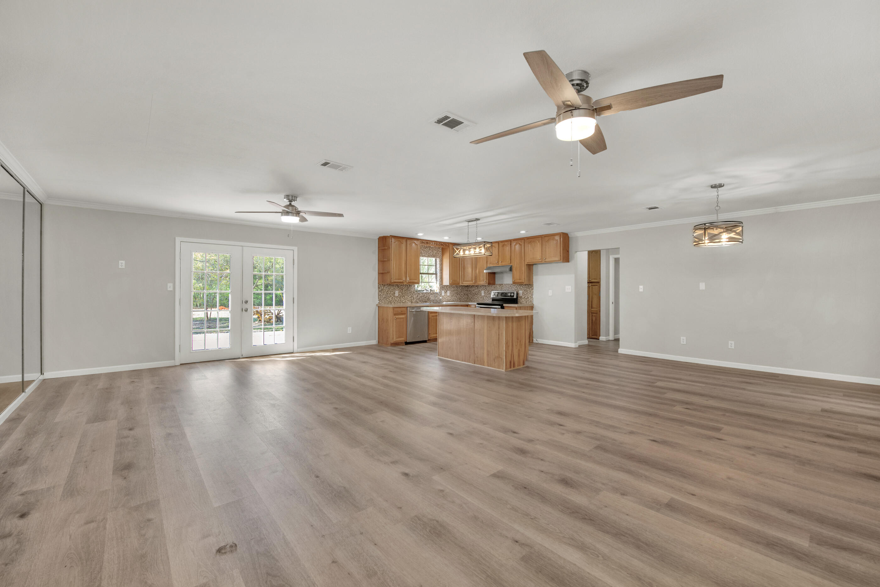 5860 Phillip Road Crestview, FL 32539 - Photo 9 of 38 Living Area