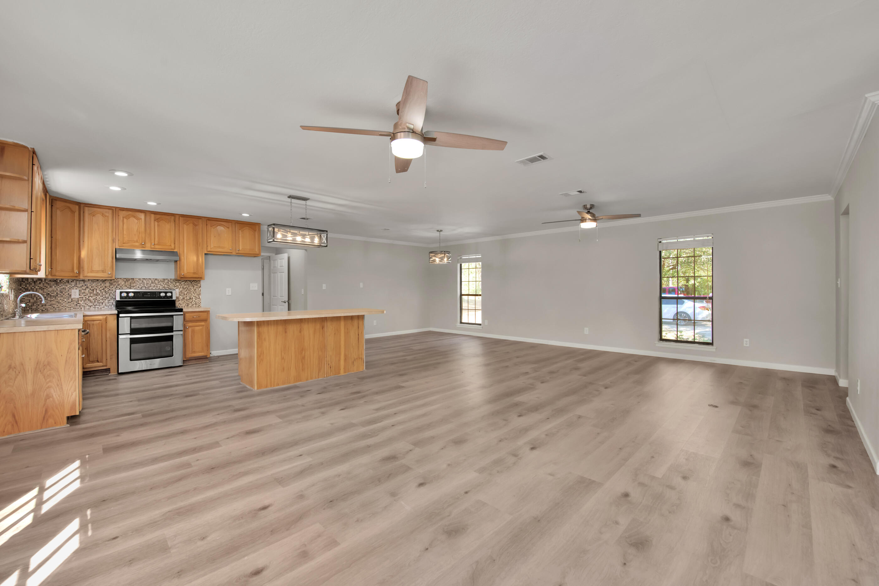 5860 Phillip Road Crestview, FL 32539 - Photo 10 of 38 living & Kitchen area