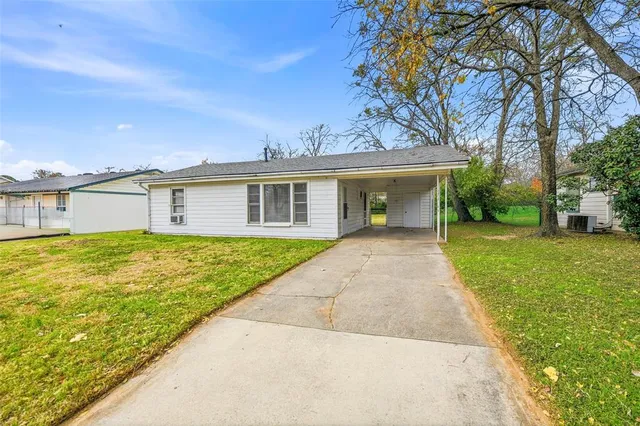a front view of house with yard