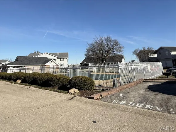 $1,600 | 4333 Arrow Tree Drive, Unit L, St. Louis, MO 63128