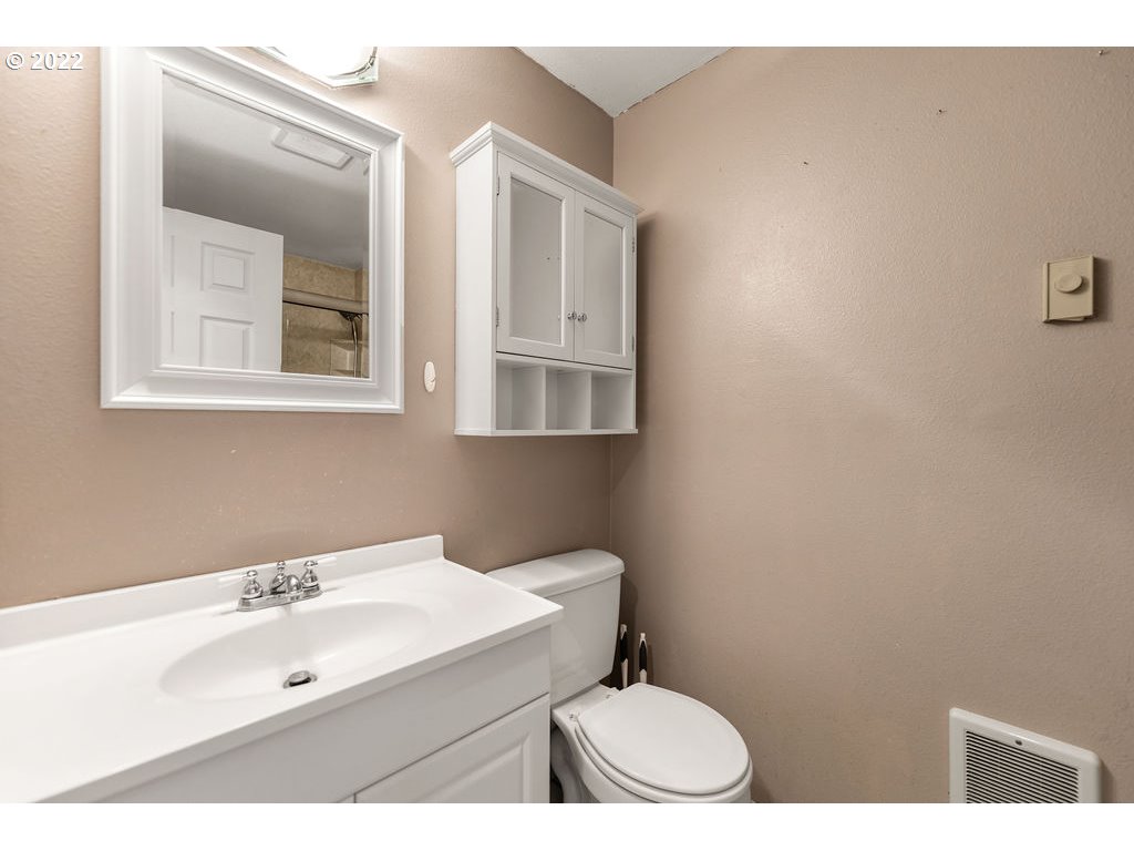 3813 R Circle Washougal, WA 98671 - Photo 18 of 32 Bathroom