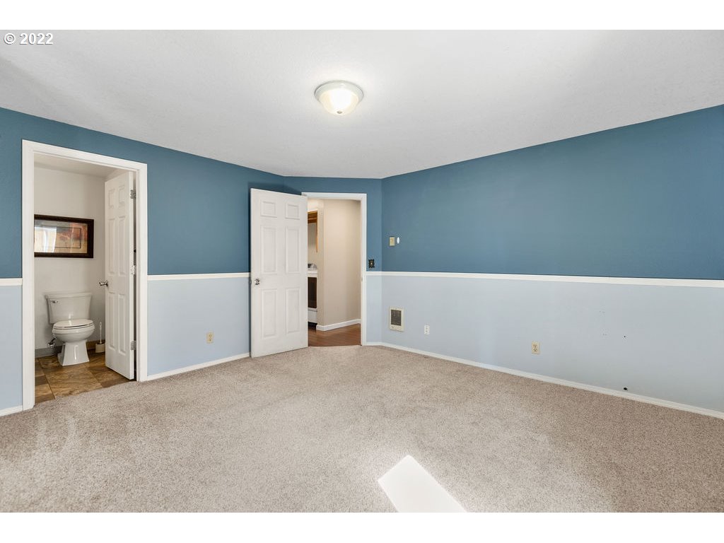 3813 R Circle Washougal, WA 98671 - Photo 23 of 32 Owner's Suite Bedroom