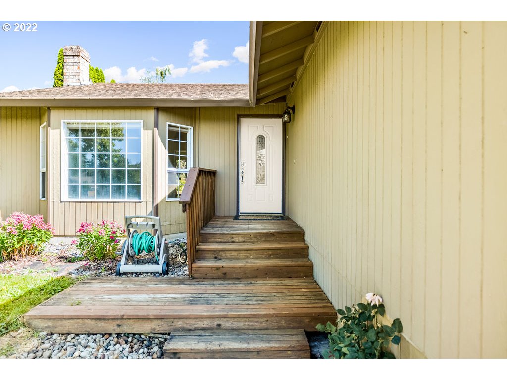 3813 R Circle Washougal, WA 98671 - Photo 3 of 32 Deck