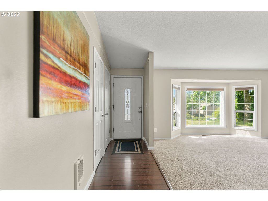 3813 R Circle Washougal, WA 98671 - Photo 5 of 32 Entrance/Foyer