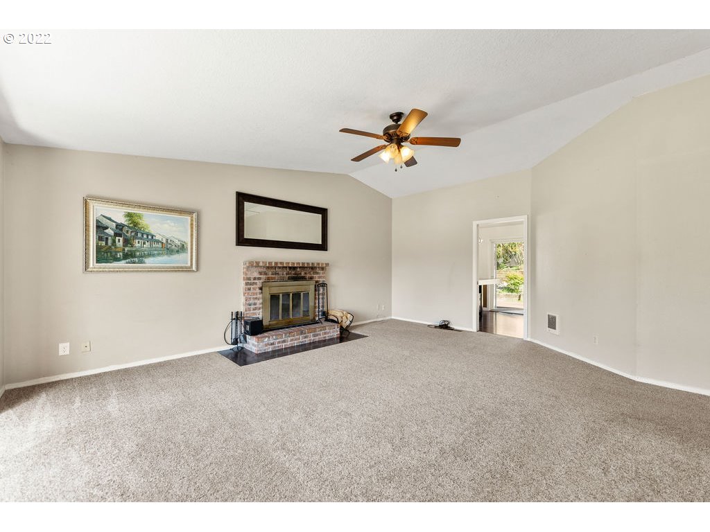 3813 R Circle Washougal, WA 98671 - Photo 6 of 32 Living Room
