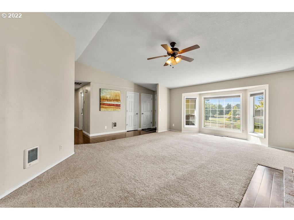 3813 R Circle Washougal, WA 98671 - Photo 8 of 32 Living Room
