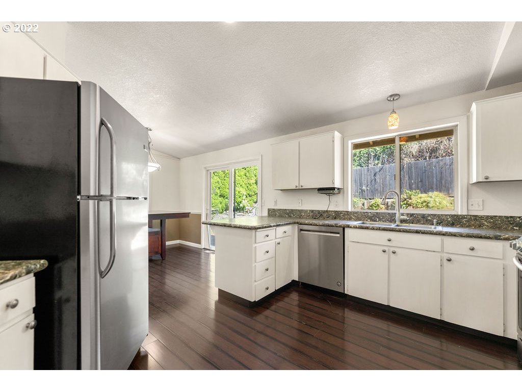 3813 R Circle Washougal, WA 98671 - Photo 10 of 32 Kitchen