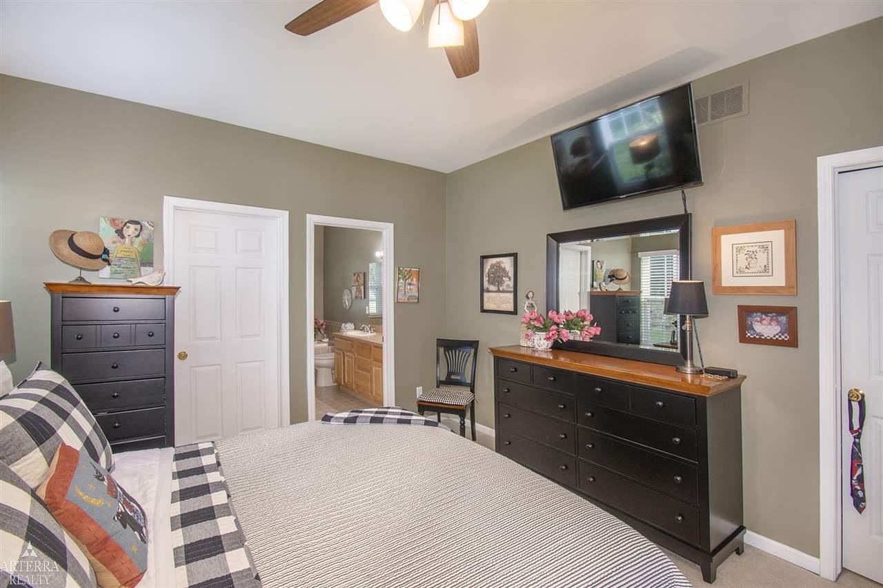 694 West Bluff Court Rochester, MI 48307 - Photo 11 of 35 50021372-10.JPG