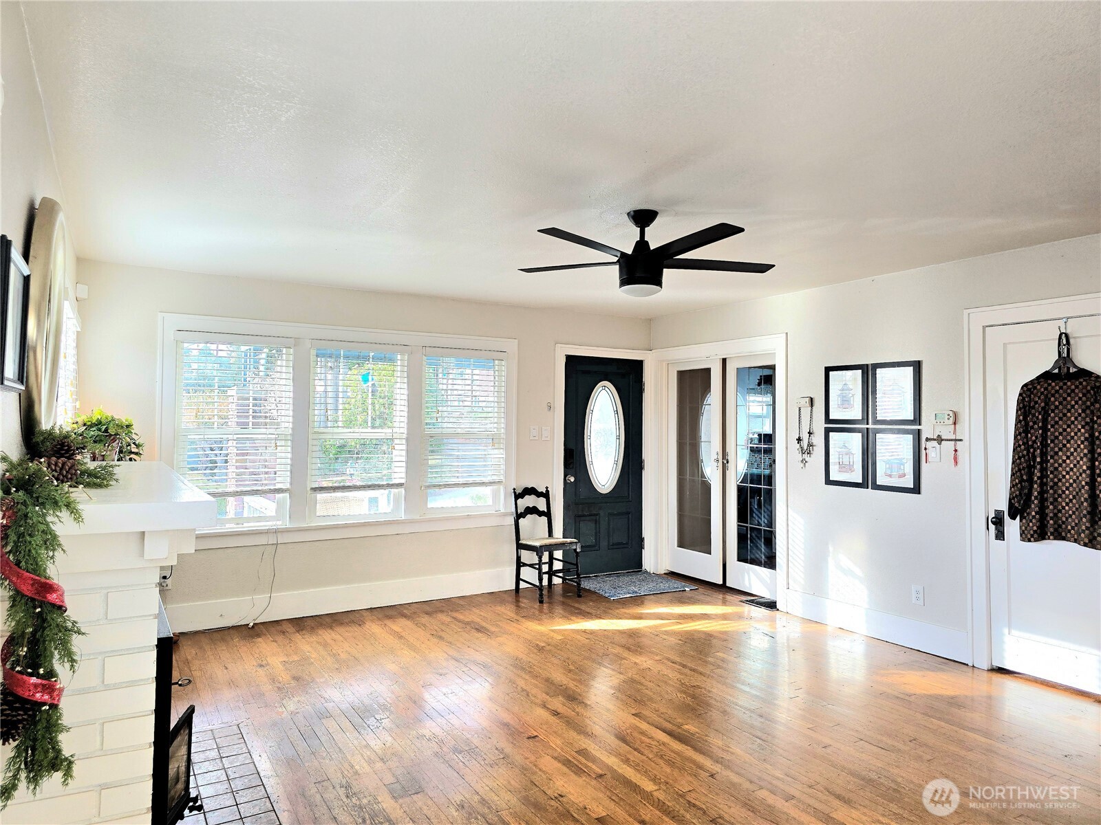 906 North Rice Street Aberdeen, WA 98520 - Photo 15 of 34 a view of a livingroom with a furniture window and wooden floor