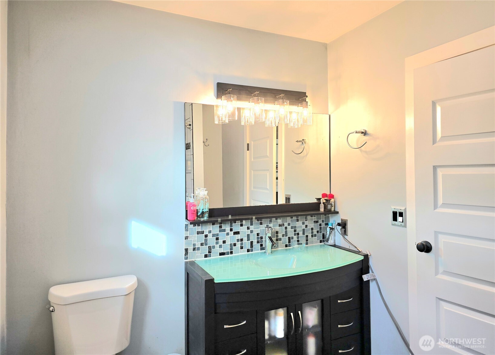 906 North Rice Street Aberdeen, WA 98520 - Photo 19 of 34 a bathroom with a sink and a mirror