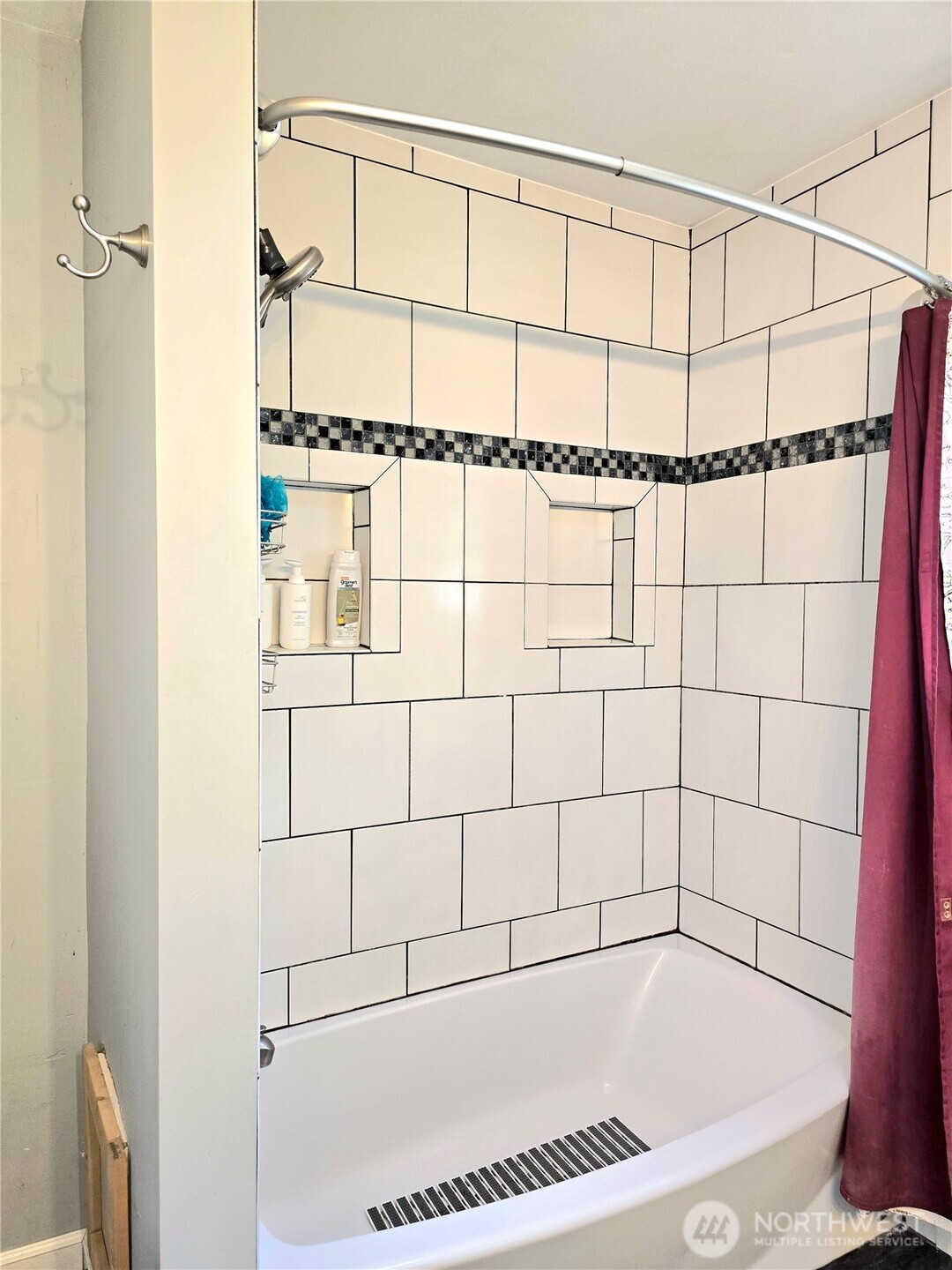 906 North Rice Street Aberdeen, WA 98520 - Photo 20 of 34 a bathroom with a bathtub and shower