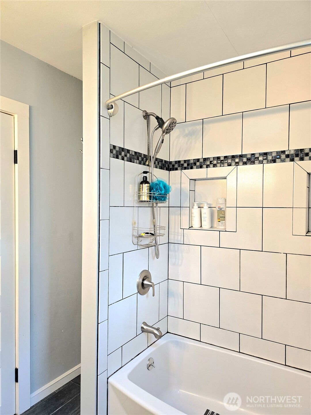 906 North Rice Street Aberdeen, WA 98520 - Photo 21 of 34 a bathroom with a bathtub and shower