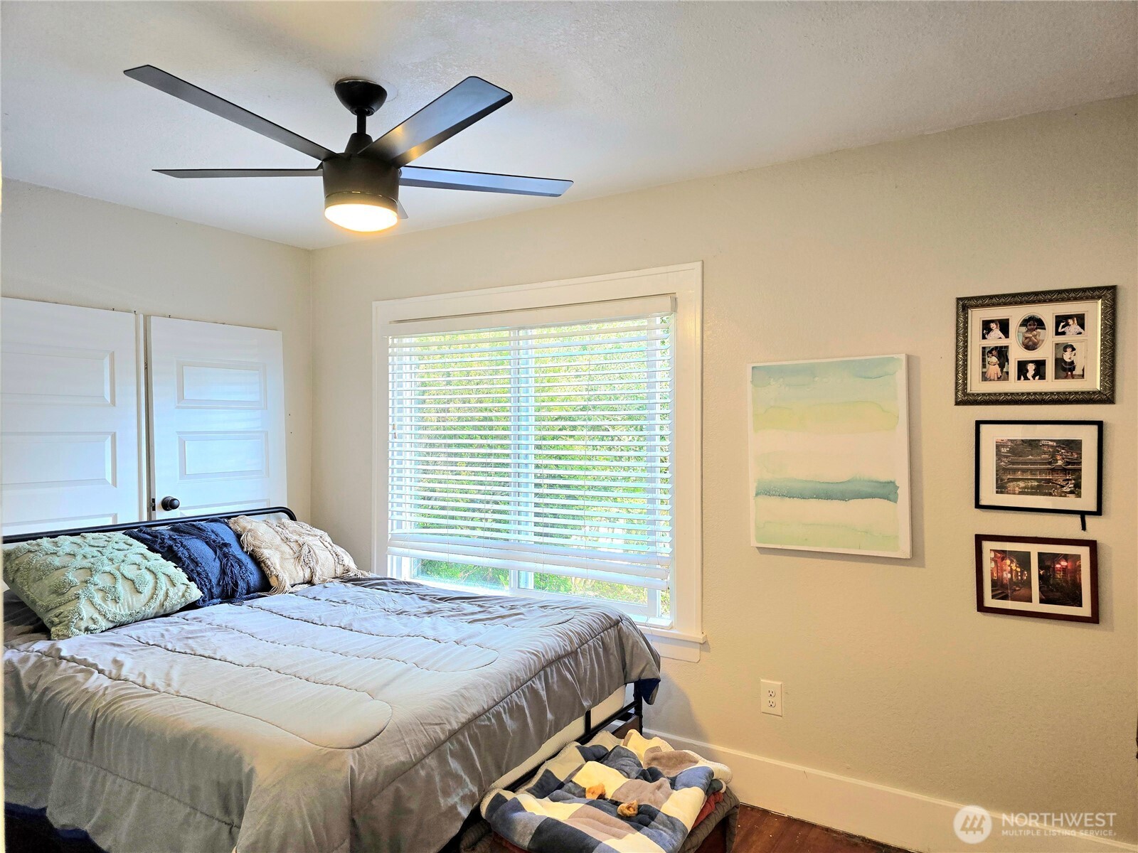 906 North Rice Street Aberdeen, WA 98520 - Photo 28 of 34 a bedroom with a bed and a window