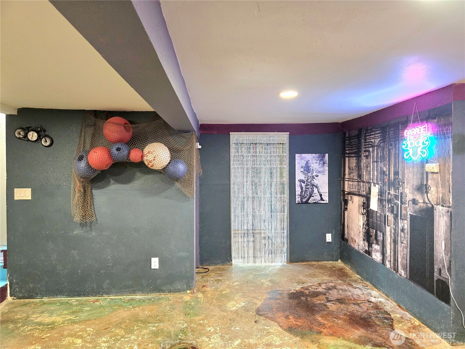 906 North Rice Street Aberdeen, WA 98520 - Photo 31 of 34 a view of a livingroom with front door