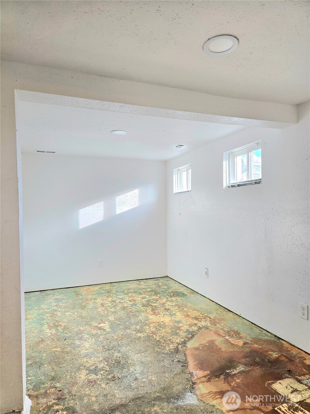 906 North Rice Street Aberdeen, WA 98520 - Photo 32 of 34 a view of room with window