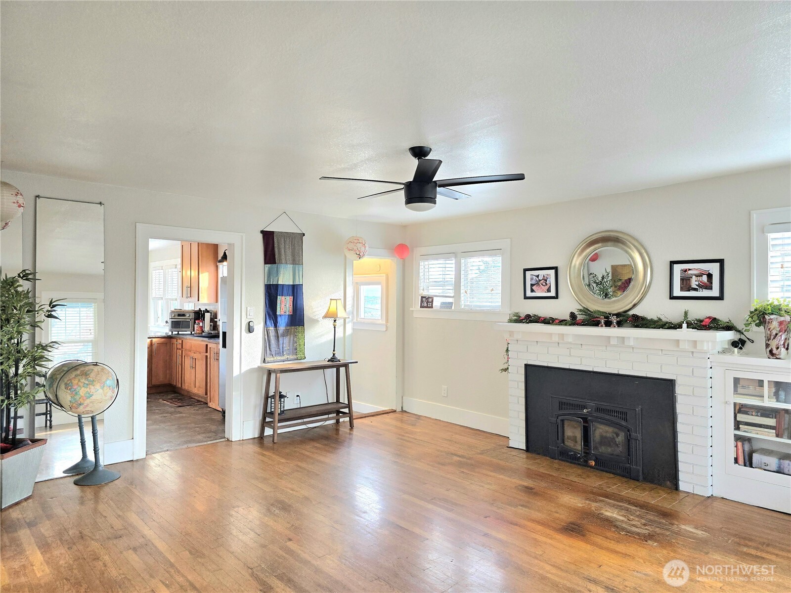 906 North Rice Street Aberdeen, WA 98520 - Photo 8 of 34 a living room with furniture and a fireplace