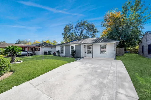 a view of house with a yard