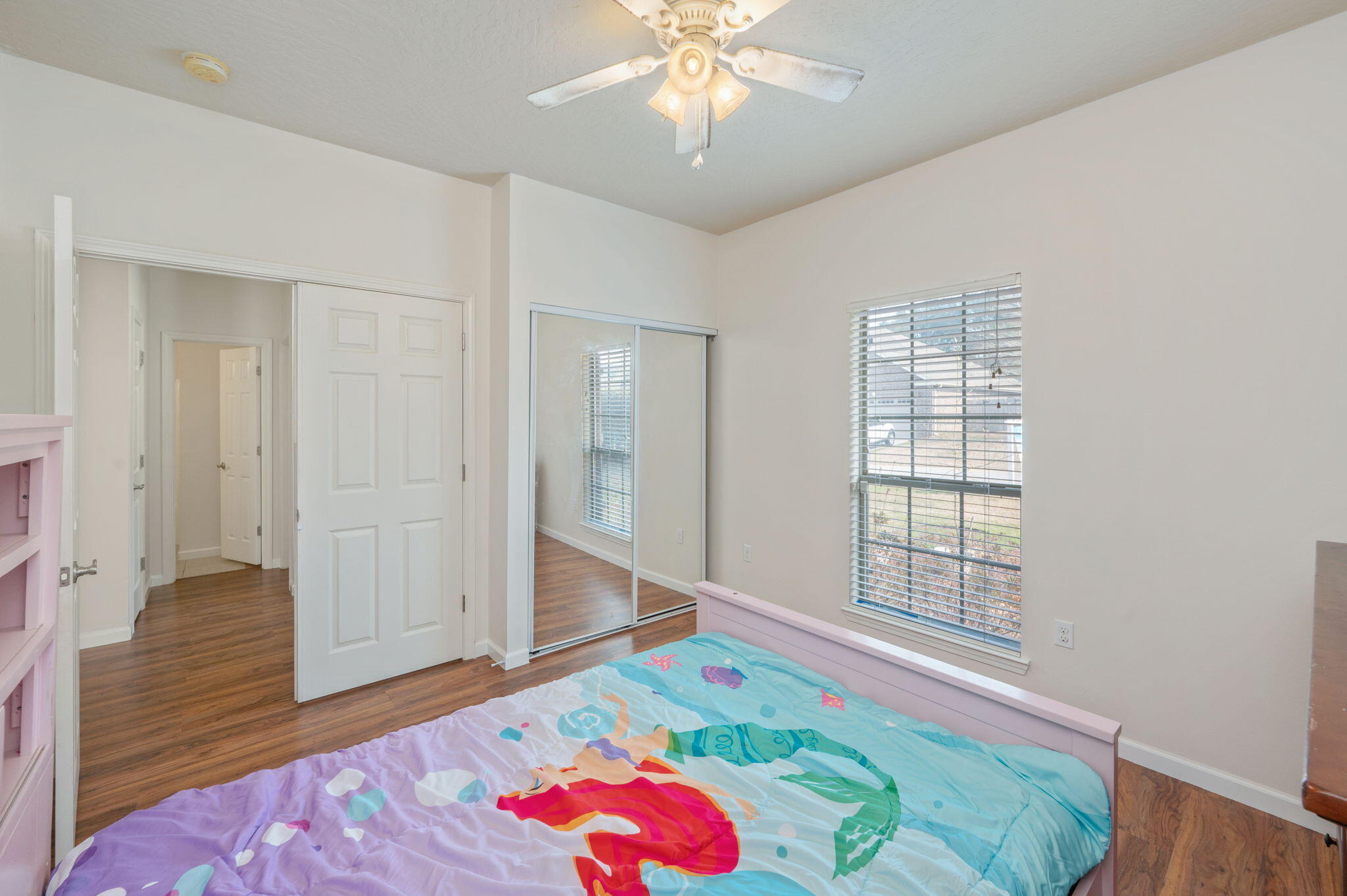 4627 Hermosa Road Crestview, FL 32539 - Photo 28 of 40 a bedroom with a bed and a window