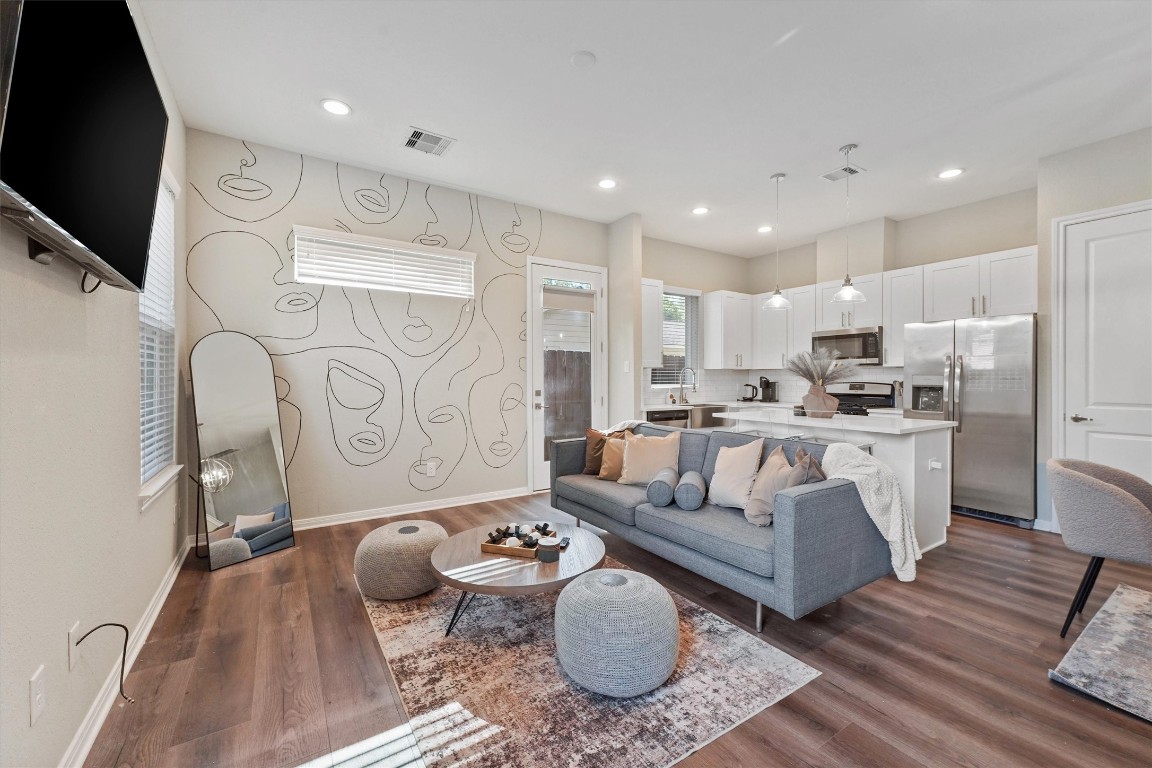 5620 Madison Street Houston, TX 77091 - Photo 3 of 17 a living room with furniture and kitchen view