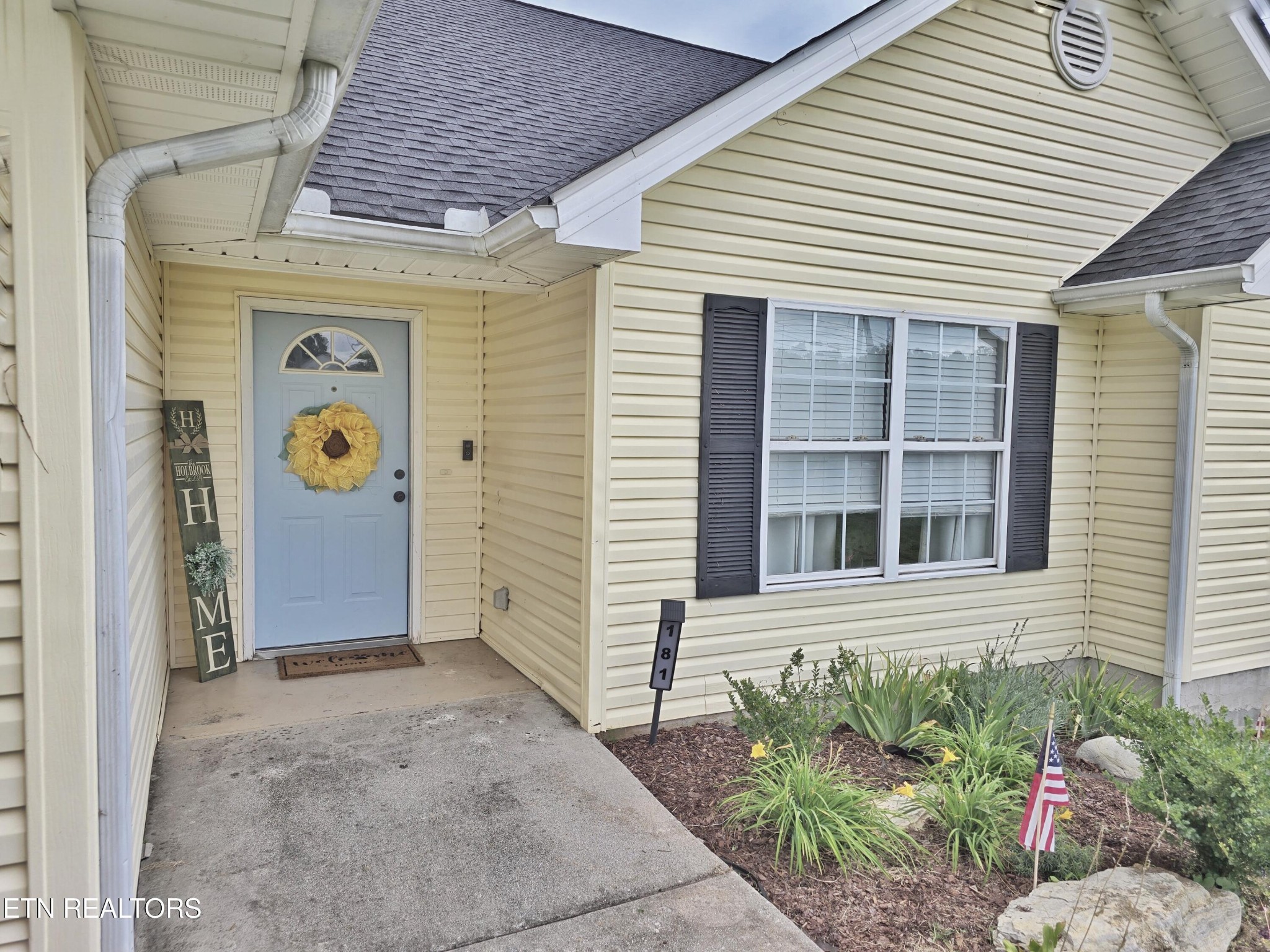 181 Sunset Road Clinton, TN 37716 - Photo 2 of 42 a view of a house with entryway