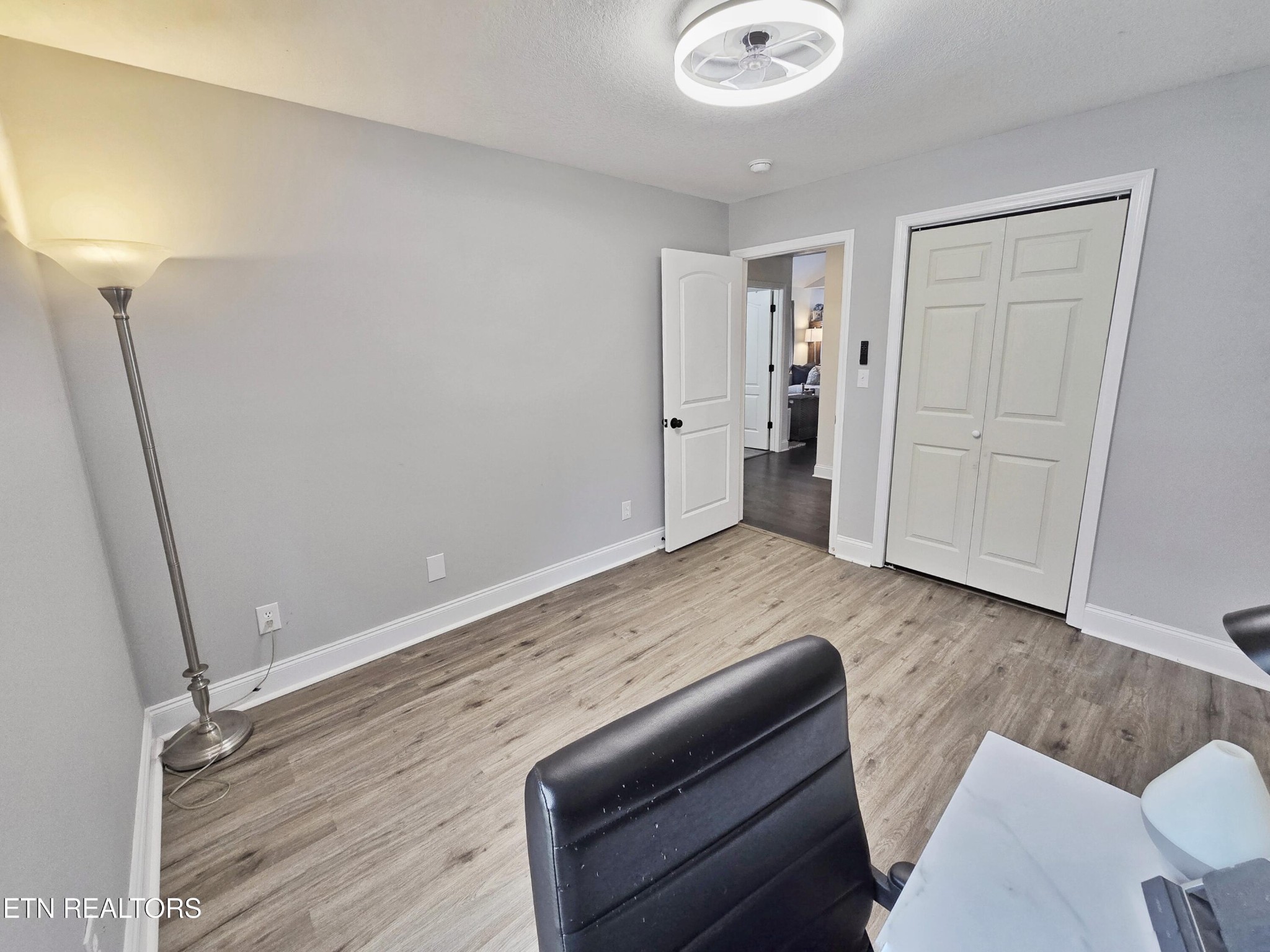 181 Sunset Road Clinton, TN 37716 - Photo 28 of 42 a living room with furniture and a rug