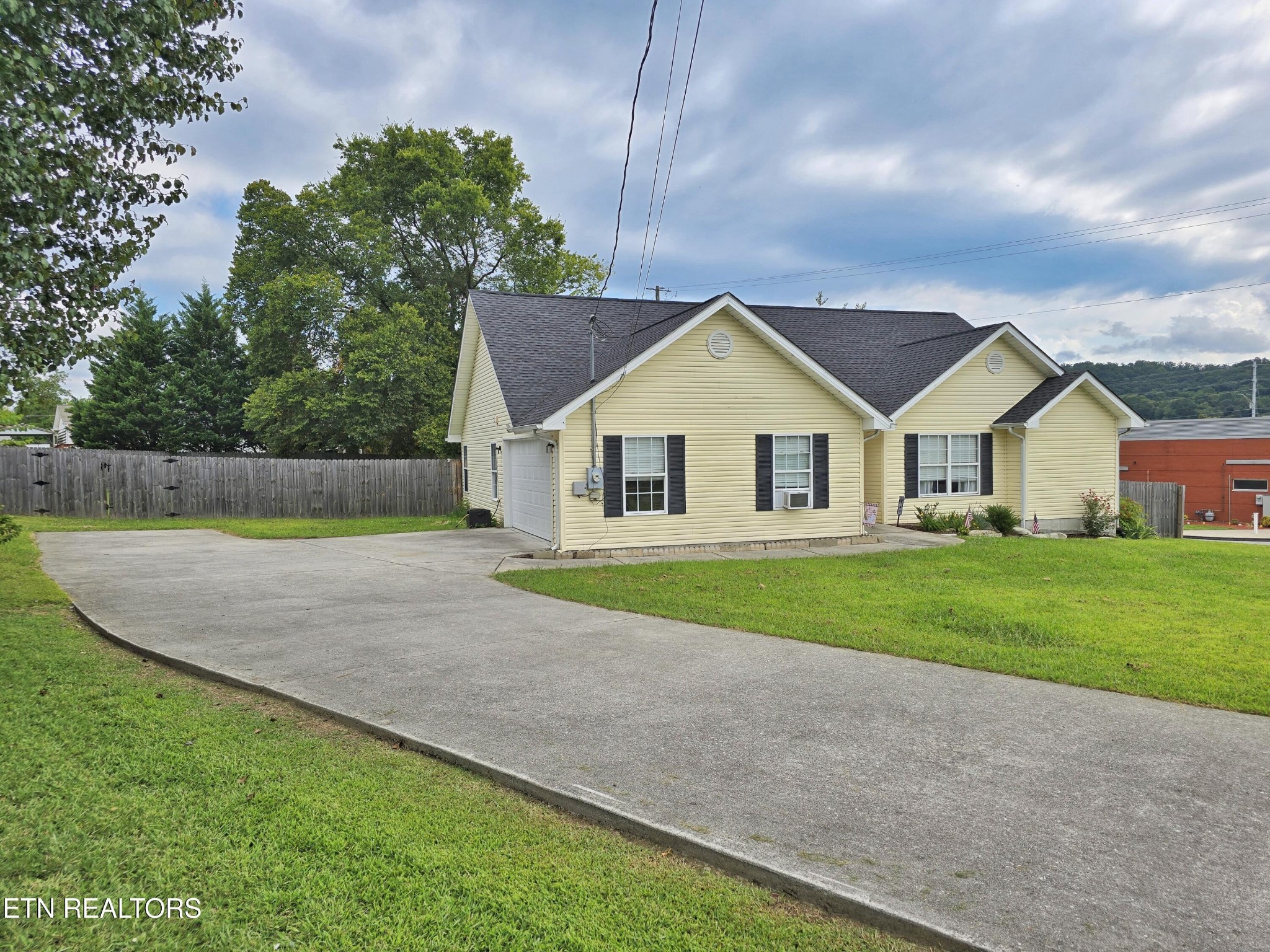 181 Sunset Road Clinton, TN 37716 - Photo 39 of 42 a view of outdoor space yard and front view of a house