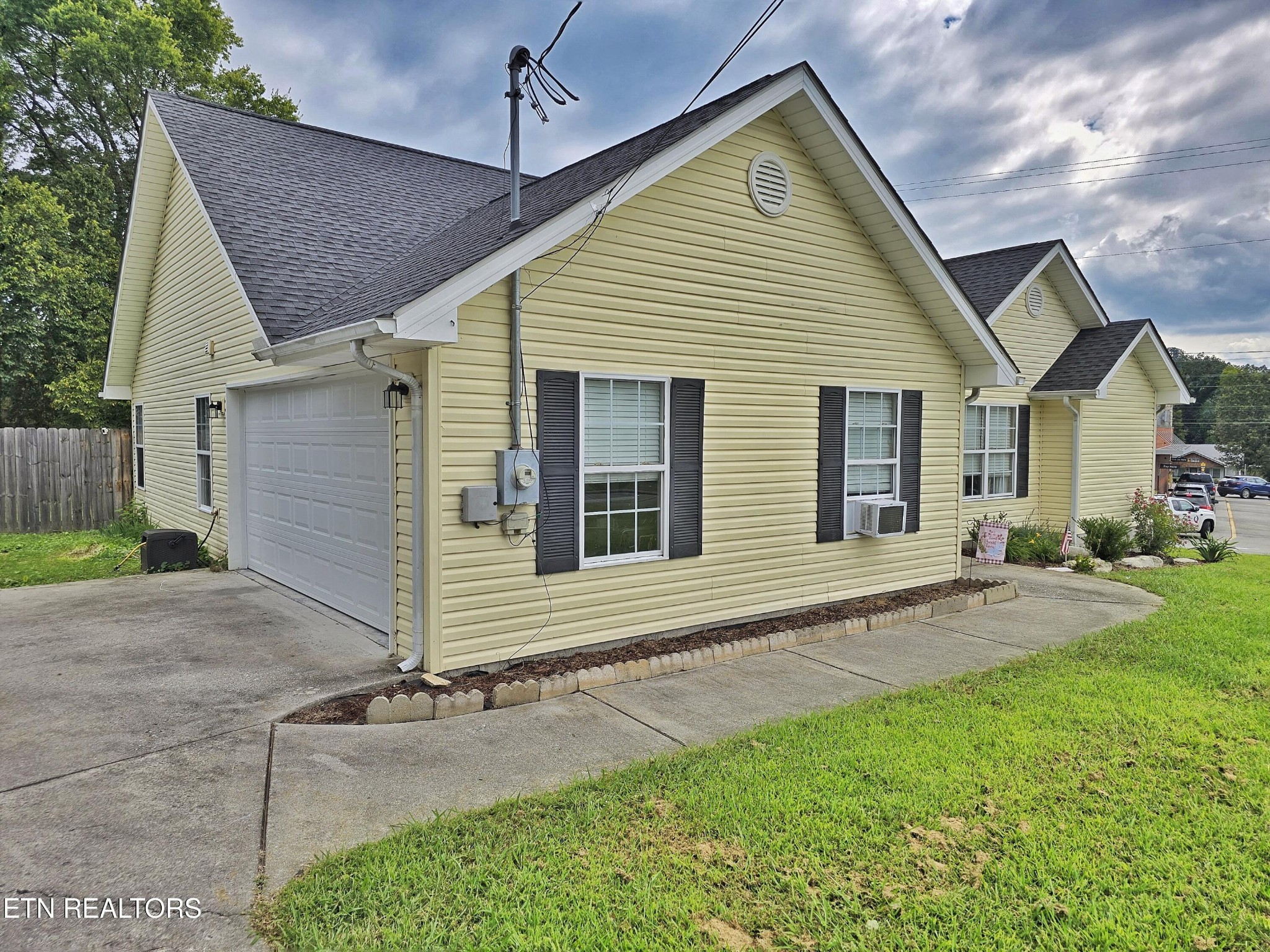 181 Sunset Road Clinton, TN 37716 - Photo 40 of 42 a view of a house with yard