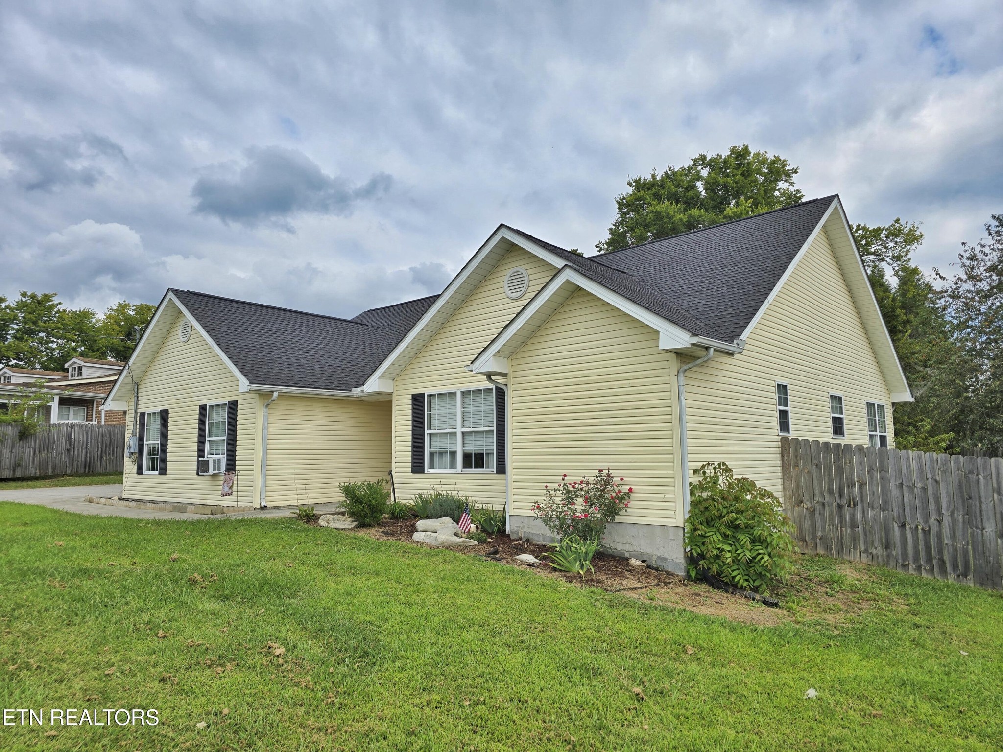 181 Sunset Road Clinton, TN 37716 - Photo 42 of 42 a view of front of a house with a yard