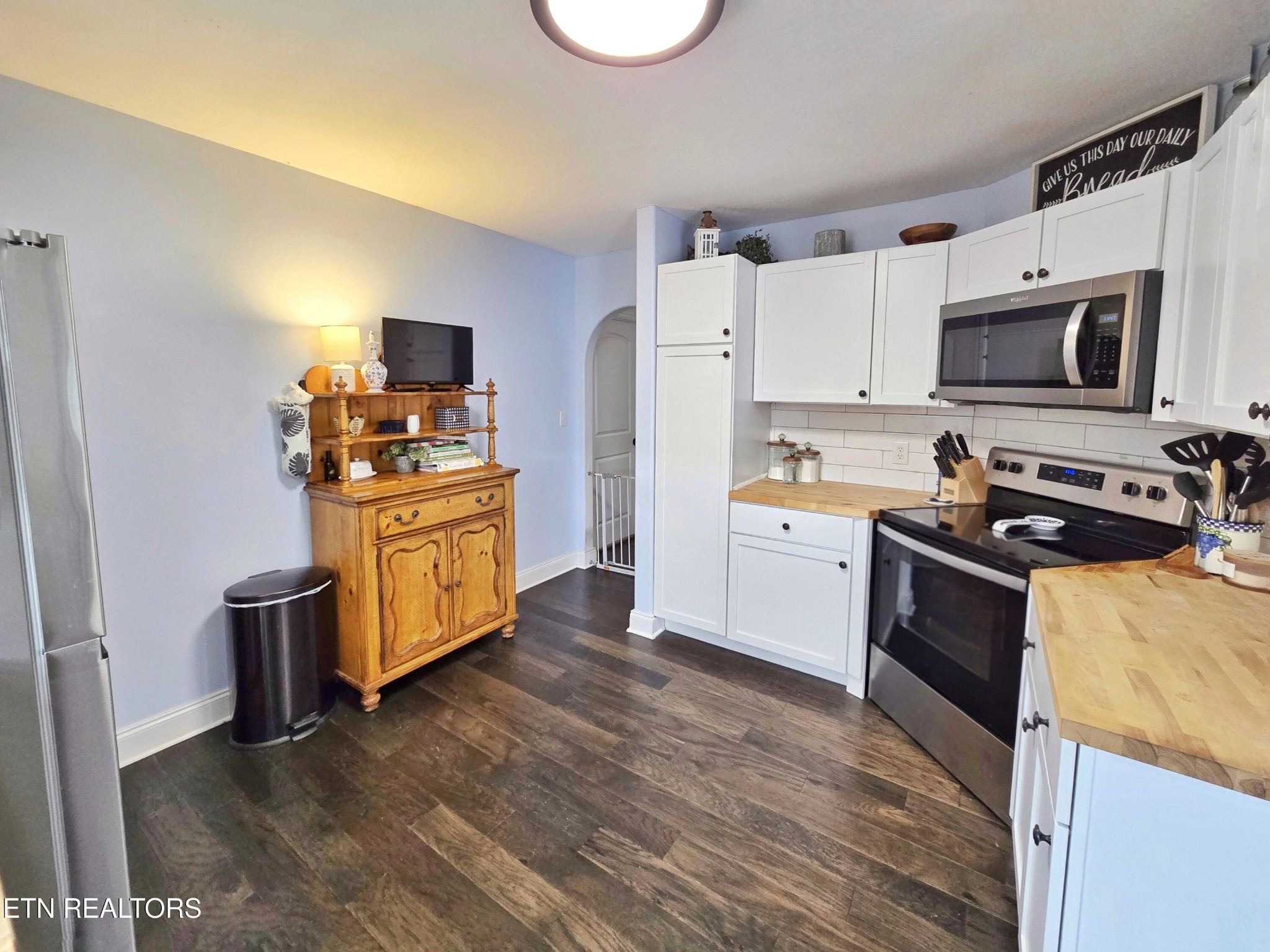 181 Sunset Road Clinton, TN 37716 - Photo 6 of 42 a kitchen with stainless steel appliances a stove a microwave a sink a refrigerator and cabinets