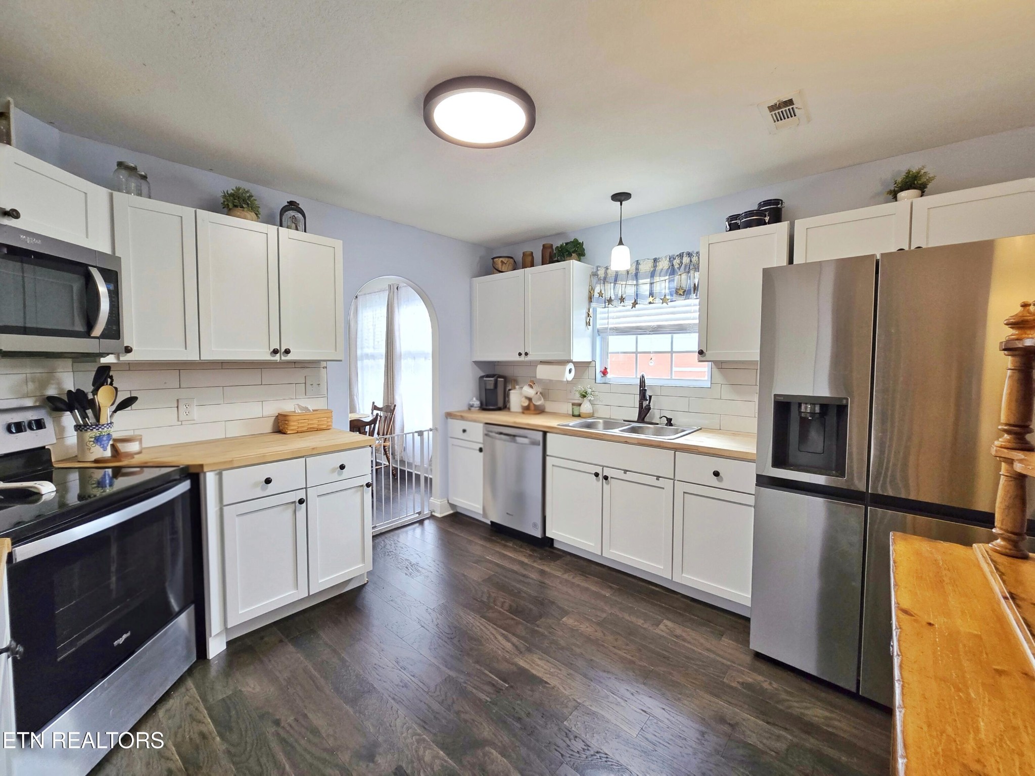 181 Sunset Road Clinton, TN 37716 - Photo 8 of 42 a kitchen with granite countertop a refrigerator stove top oven and sink
