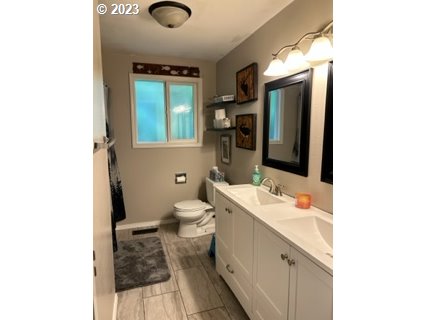 429 Toliver Road Molalla, OR 97038 - Photo 11 of 21 a bathroom with a sink toilet and mirror