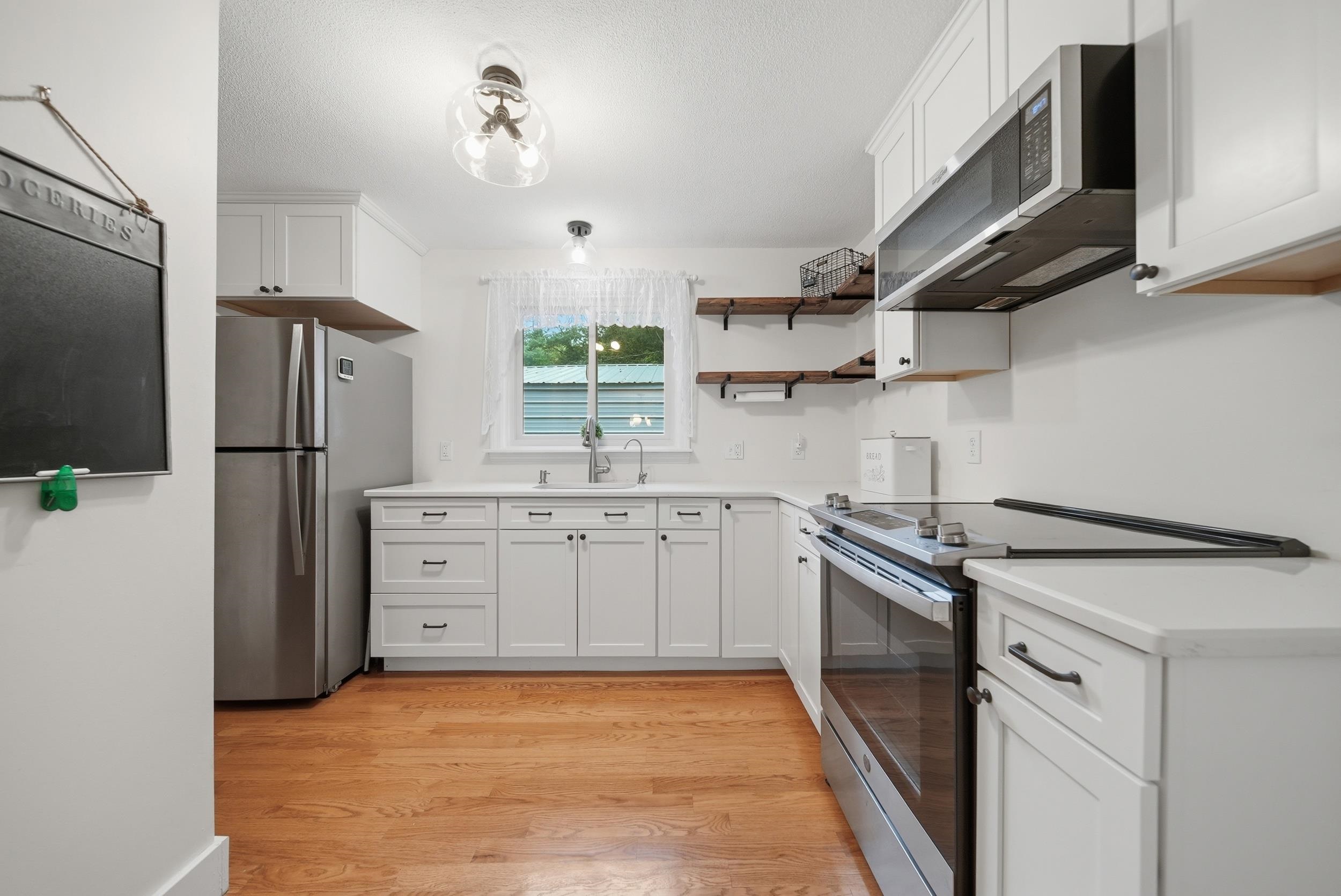 288 Island Pond Road Derry, NH 03038 - Photo 4 of 46