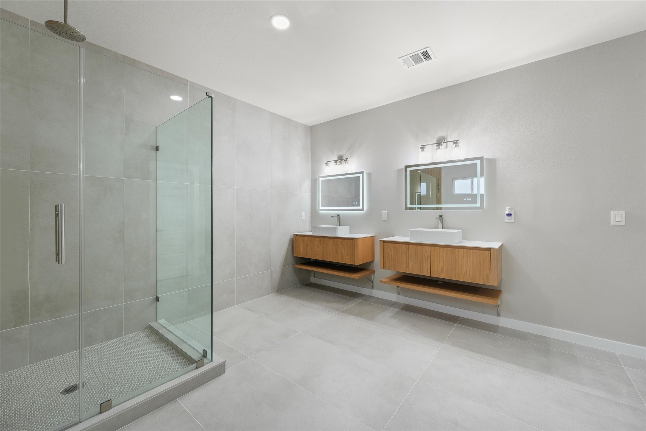 1208 Richard Avenue Pasadena, TX 77506 - Photo 21 of 27 a spacious bedroom with a bed and a shower