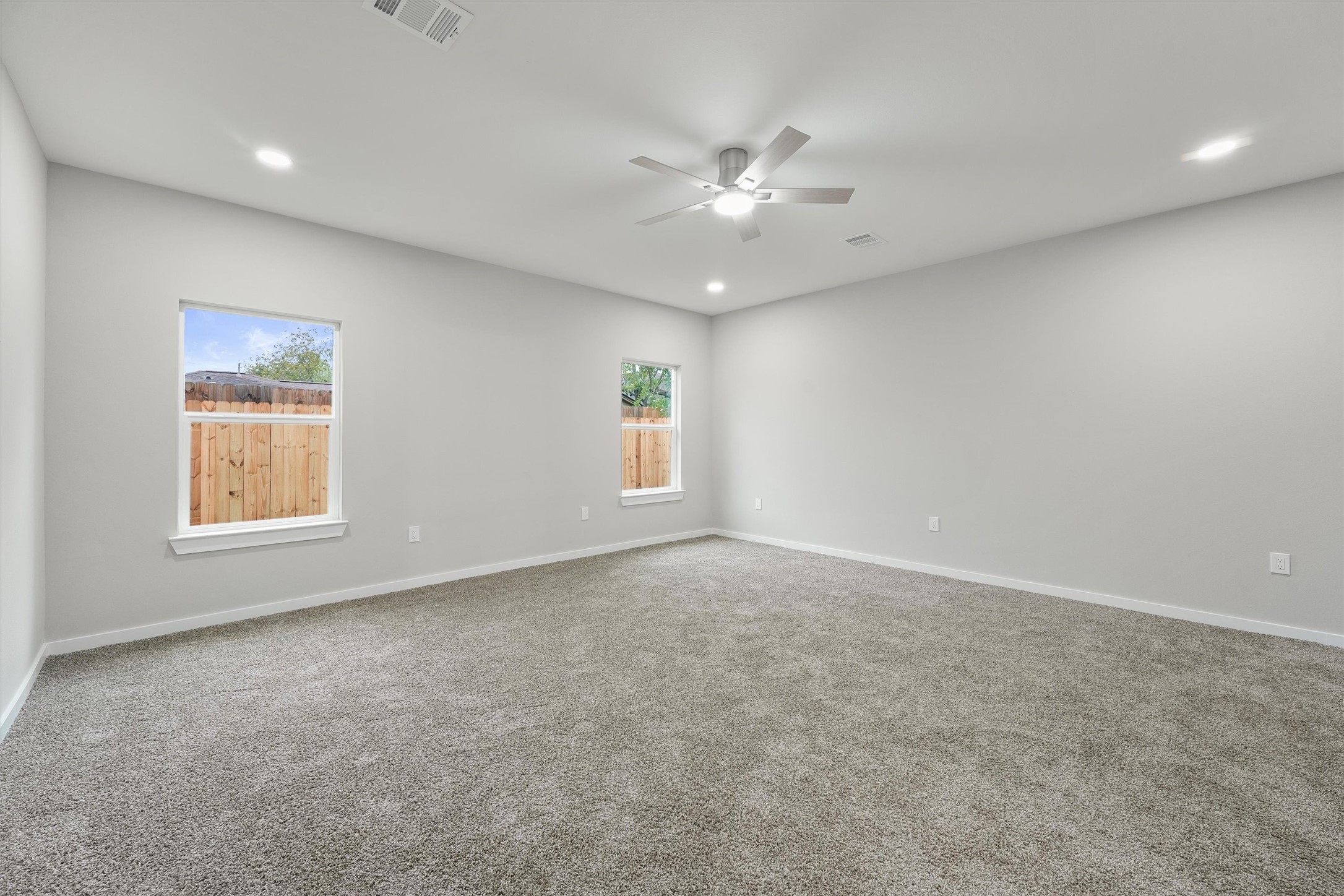 1208 Richard Avenue Pasadena, TX 77506 - Photo 4 of 27 an empty room with windows and fan