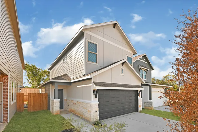 a view of house with a yard