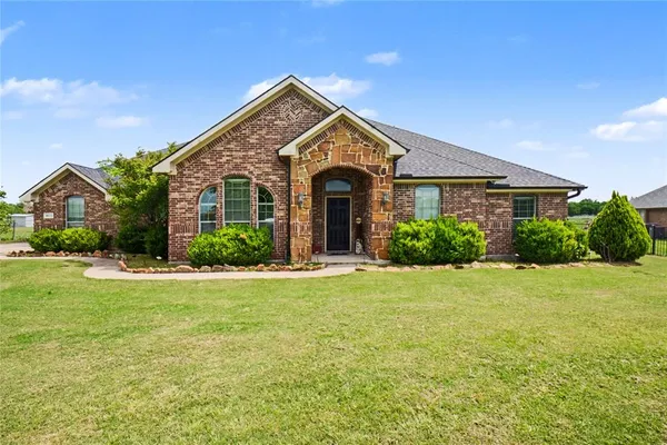 a view of a house with yard and front view of a house