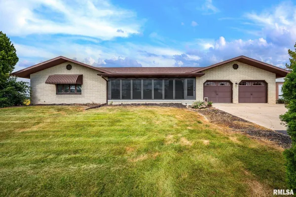 $484,000 | 18067 Dee-Mac Road, Deer Creek, IL 61733