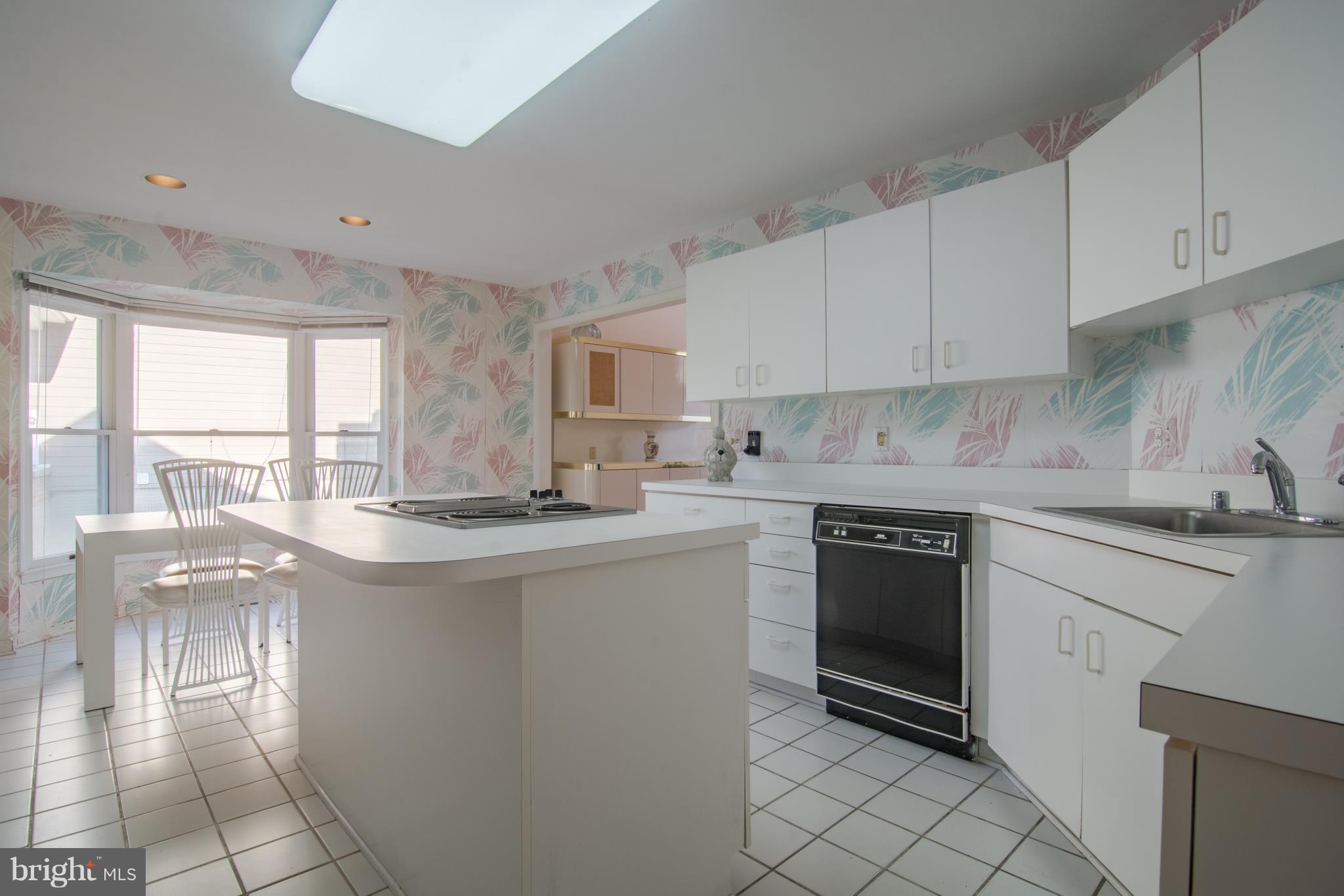 6911 Diana Road Baltimore, MD 21209 - Photo 11 of 30 Kitchen with island and breakfast area