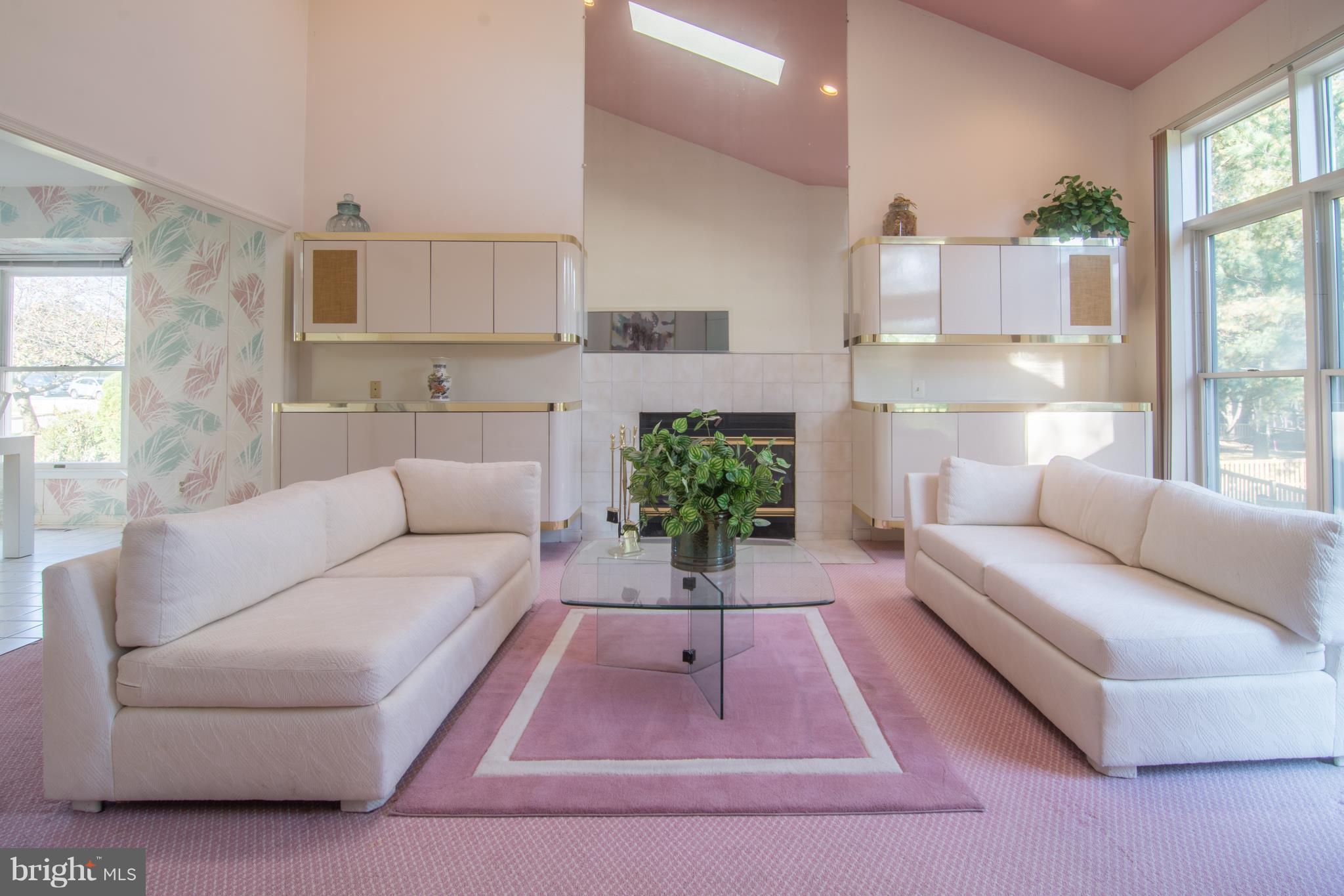 6911 Diana Road Baltimore, MD 21209 - Photo 13 of 30 Family Room with vaulted ceiling