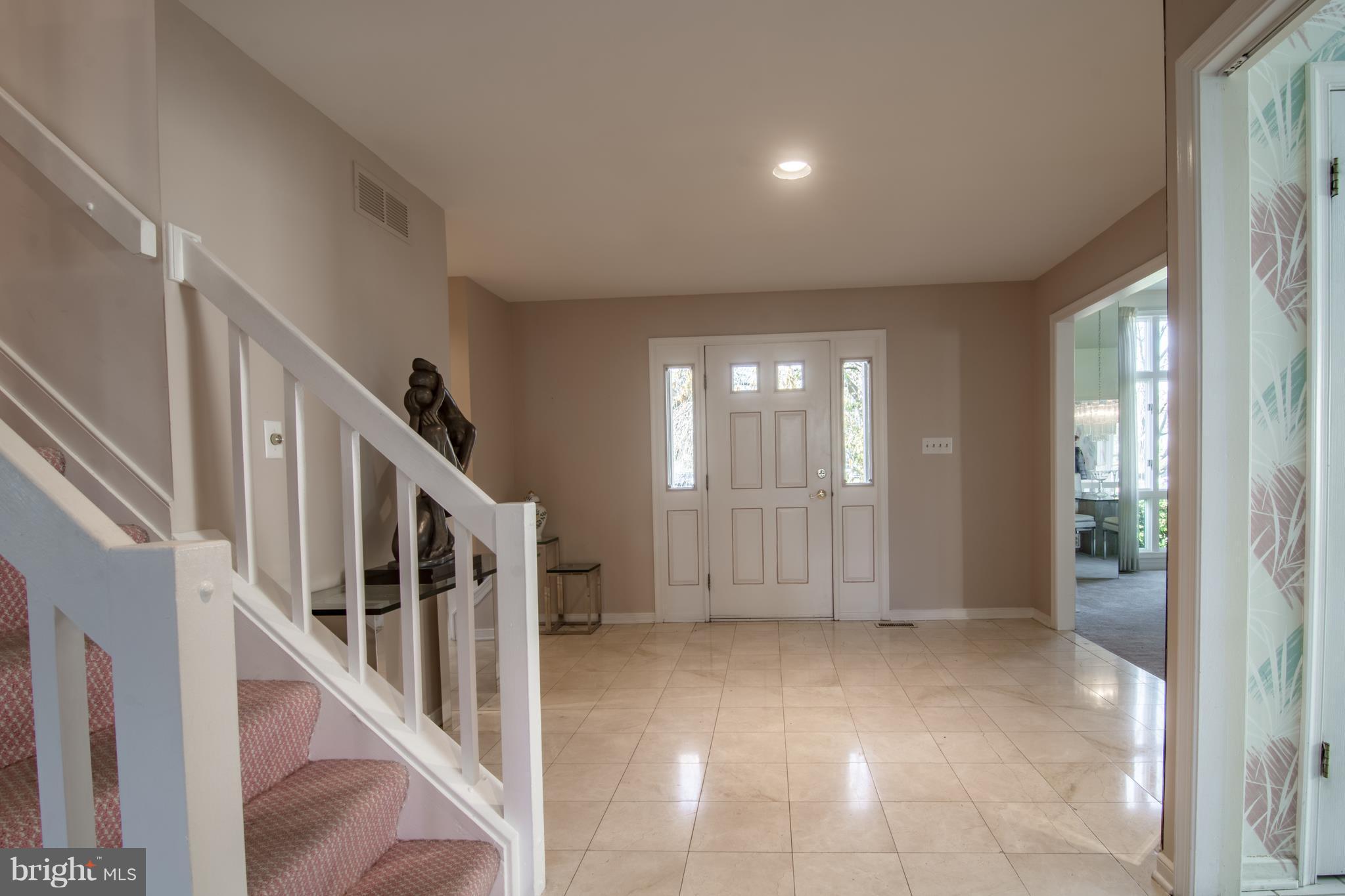 6911 Diana Road Baltimore, MD 21209 - Photo 4 of 30 Foyer