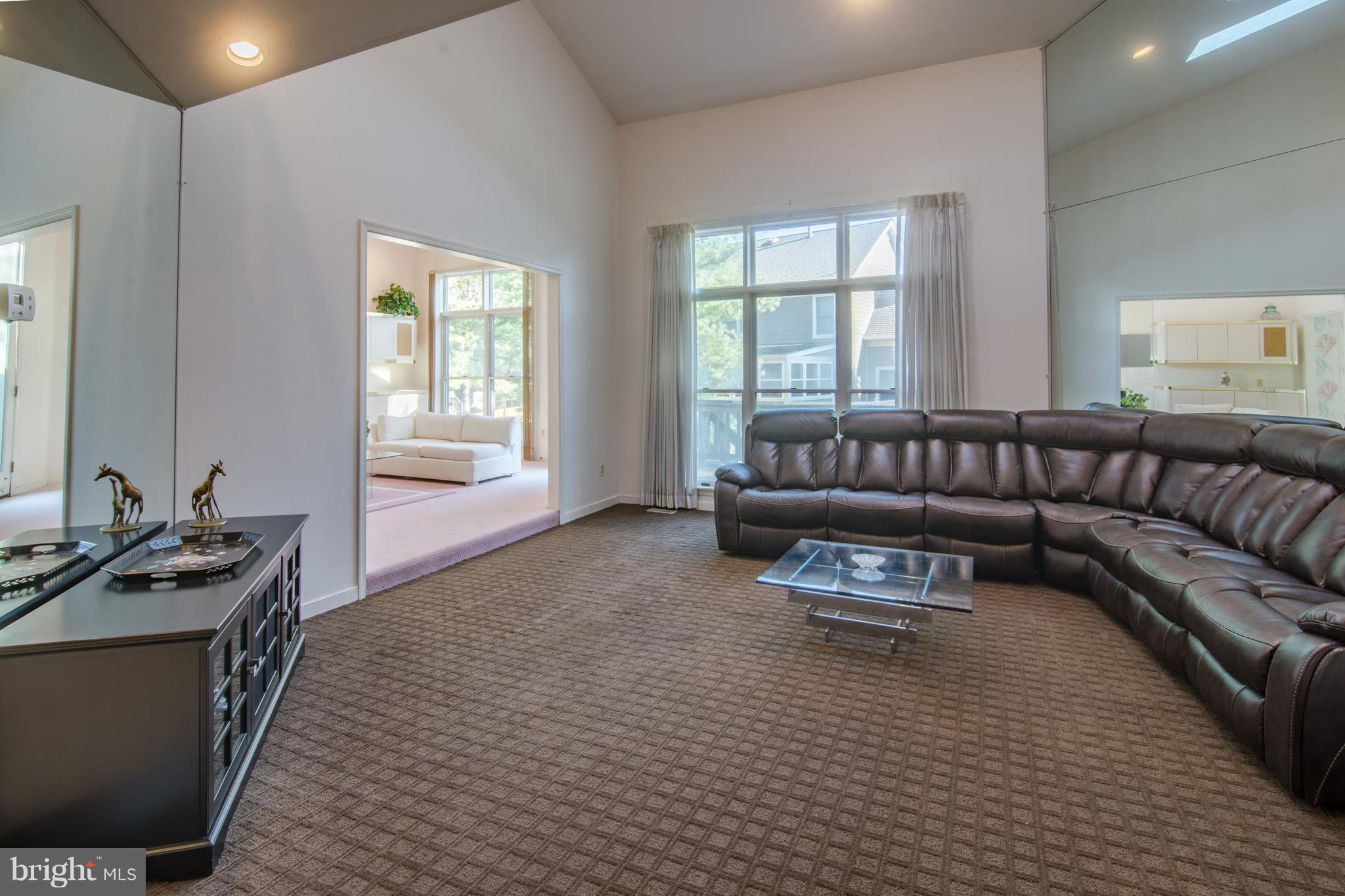 6911 Diana Road Baltimore, MD 21209 - Photo 6 of 30 Living Room