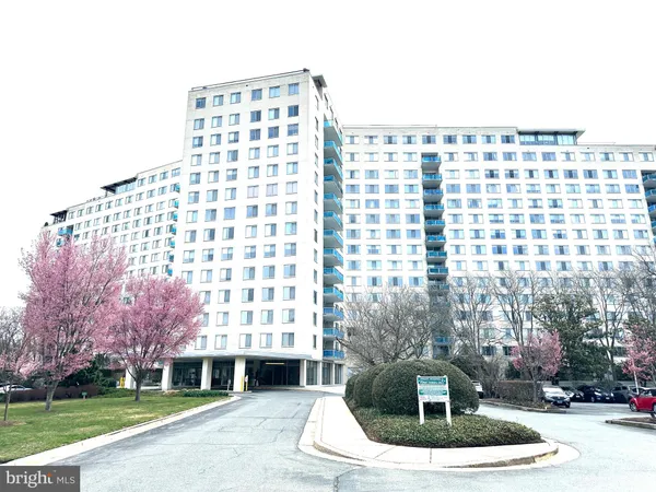 $1,950 | 10401 Grosvenor Place, Unit 1414, Rockville, MD 20852