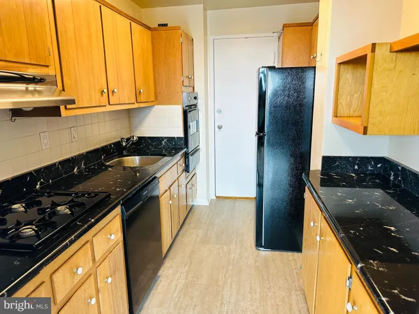 $1,950 | 10401 Grosvenor Place, Unit 1414, Rockville, MD 20852