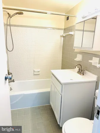 $1,950 | 10401 Grosvenor Place, Unit 1414, Rockville, MD 20852