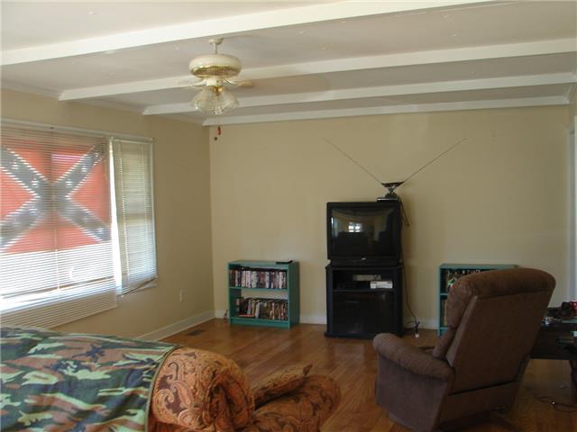 898 Mt Vernon Road Bethpage, TN 37022 - Photo 3 of 9 Large living room