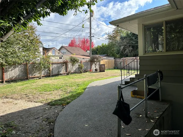 a view of a backyard