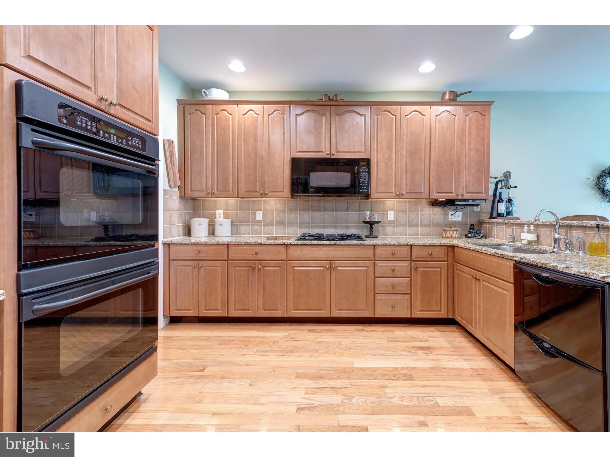 16 Eagle Road Phoenixville, PA 19460 - Photo 10 of 33 Double ovens and granite